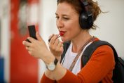 se remettre du rouge à lèvres