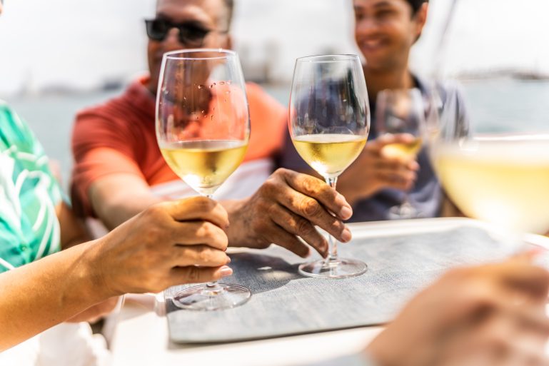 trinquer avec des verres de vin blanc