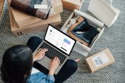 Une femme assise près de plusieurs colis commandés sur internet