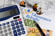 Un formulaire de l'assurance retraite avec une calculatrice