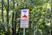 Un panneau de mise en garde sur les feux de forêt à l'entrée d'un bois