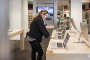 Jeune femme achetant un ordinateur