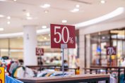 Une affichette de soldes dans un magasin
