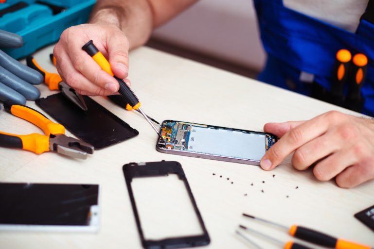 Un réparateur de smartphone au travail