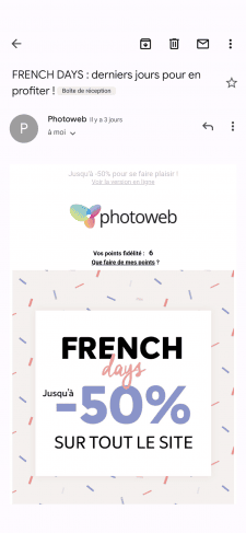 Screenshot d’une publicité de l’entreprise Photoweb, annonçant en grand "-50% sur tout le site"