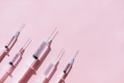 Des seringues médicales prêtes à être injectées.