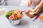 Des épluchures de légumes mises de côté pour être compostées