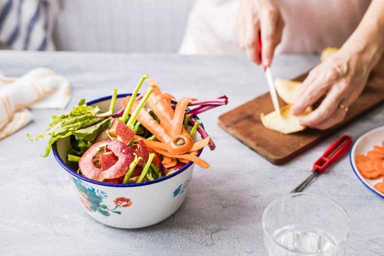 Des épluchures de légumes mises de côté pour être compostées