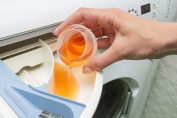 Produit lessive versé dans le compartiment