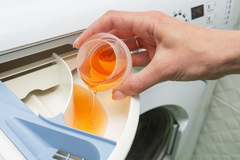 Produit lessive versé dans le compartiment
