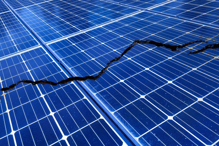 Des panneaux solaires fissurés
