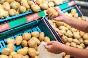 étal de magasin garni de pommes de terre