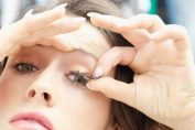 pose de faux cils
