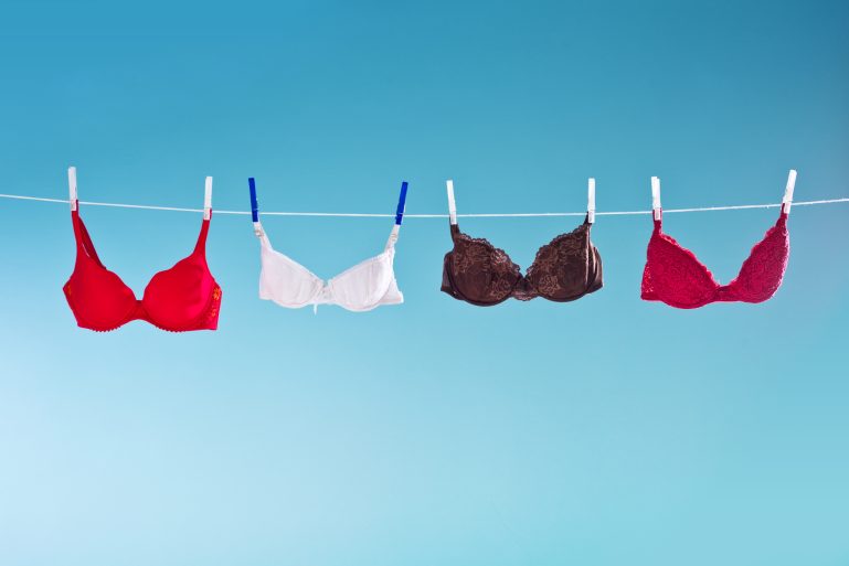 Des soutiens gorges étendus sur une corde à linge
