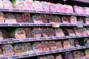 Un rayon de jambons dans un supermarché