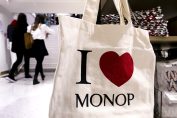 tote bag Monoprix portant l’inscription “I love Monop”