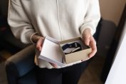 Une femme ouvre la boîte d'une montre connectée