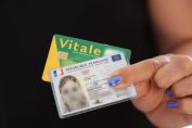 Une carte d'identité et une carte Vitale