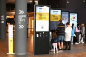 Des bornes d’achat de billets de cinéma