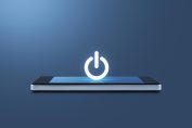 Un bouton de déconnexion au-dessus d’un smartphone