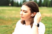 jeune femme avec des écouteurs intra-auriculaires