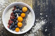 porridge avec graines de chia et baies de goji