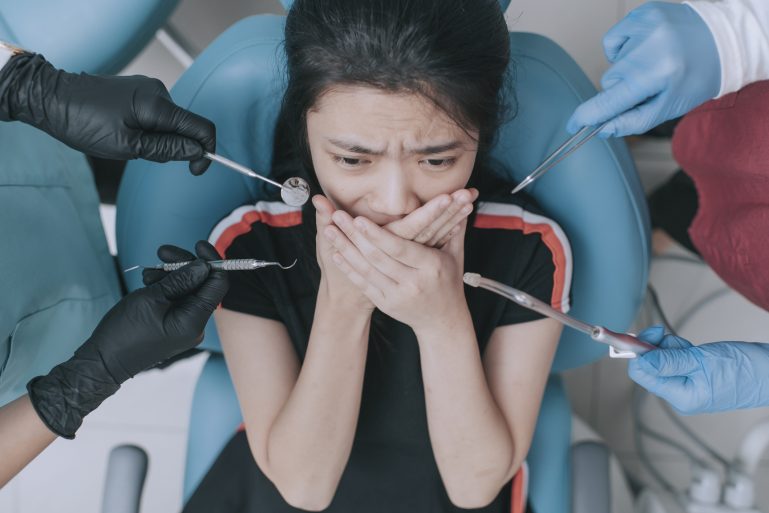 patiente entourée d'outils de dentiste