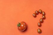 Des tomates avec des yeux formant un point d'interrogation