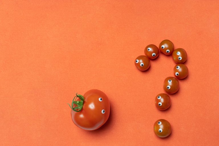Des tomates avec des yeux formant un point d'interrogation