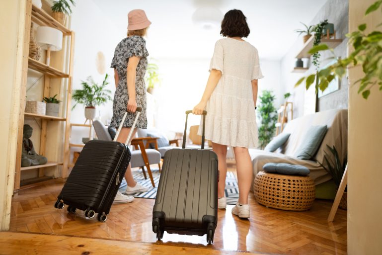 Deux touristes et leurs valises dans un logement Airbnb