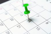 Un calendrier sur lequel une punaise est épinglée