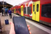 quai de gare et smartphone avec l’appli SNCF Connect