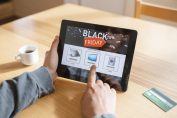 Un homme consulte les offres du Black friday sur une tablette