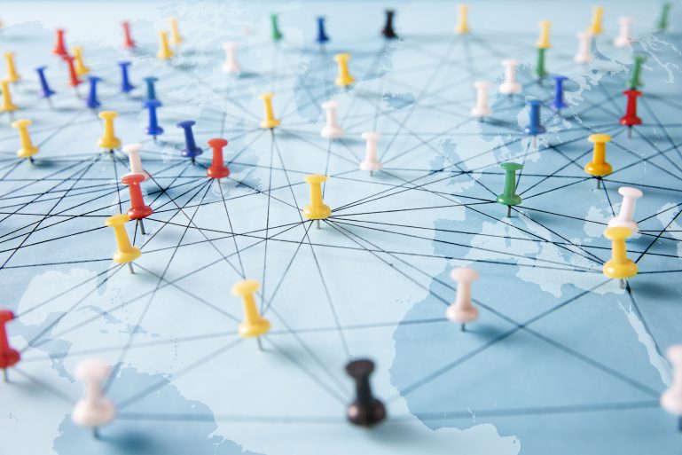Une carte du monde piquée d'épingles