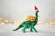 dinosaure jouet avec guirlande de Noël