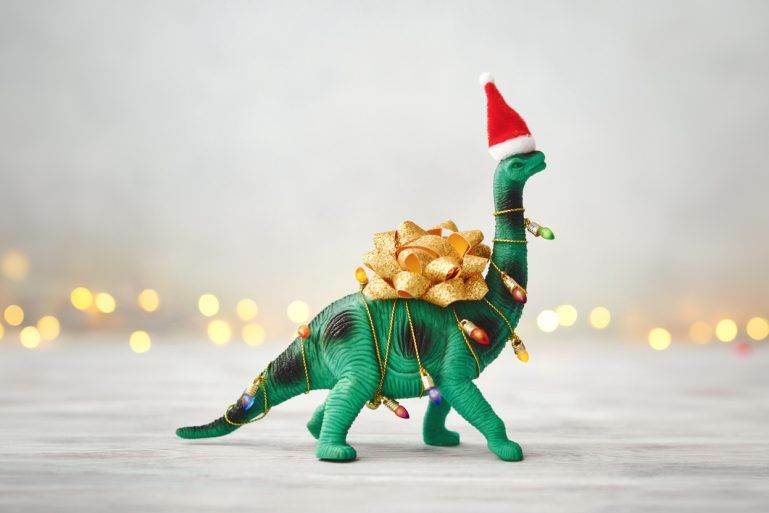 dinosaure jouet avec guirlande de Noël