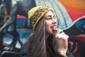 femme croquant dans une tablette de chocolat