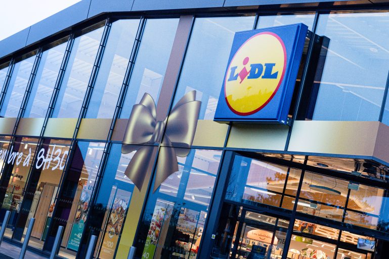 La façade d'un magasin Lidl avec un ruban de fête.