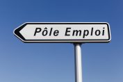 Un panneau fléché indiquant Pôle emploi