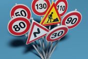 De petits panneaux routiers de signalisation
