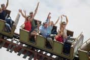 Un manège à sensation d'un parc d'attractions