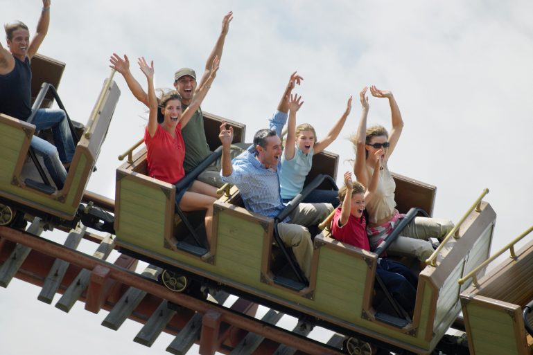 Un manège à sensation d'un parc d'attractions