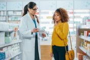 Une pharmacienne conseille une cliente sur l'achat d'un produit.
