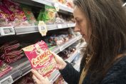 cliente d’un supermarché et paquet de carambar