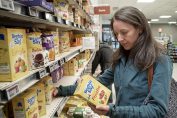 cliente d’un supermarché achetant du sucre en poudre
