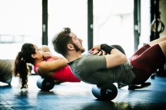 Une femme et un homme dans une salle de sport.