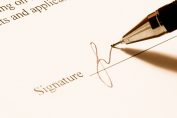 Une signature en bas d'un contrat