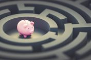 Une tirelire cochon au centre d'un labyrinthe.