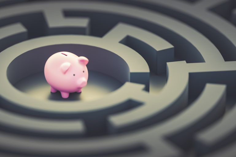 Une tirelire cochon au centre d'un labyrinthe.