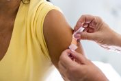 Un pansement apposé sur bras après une vaccination